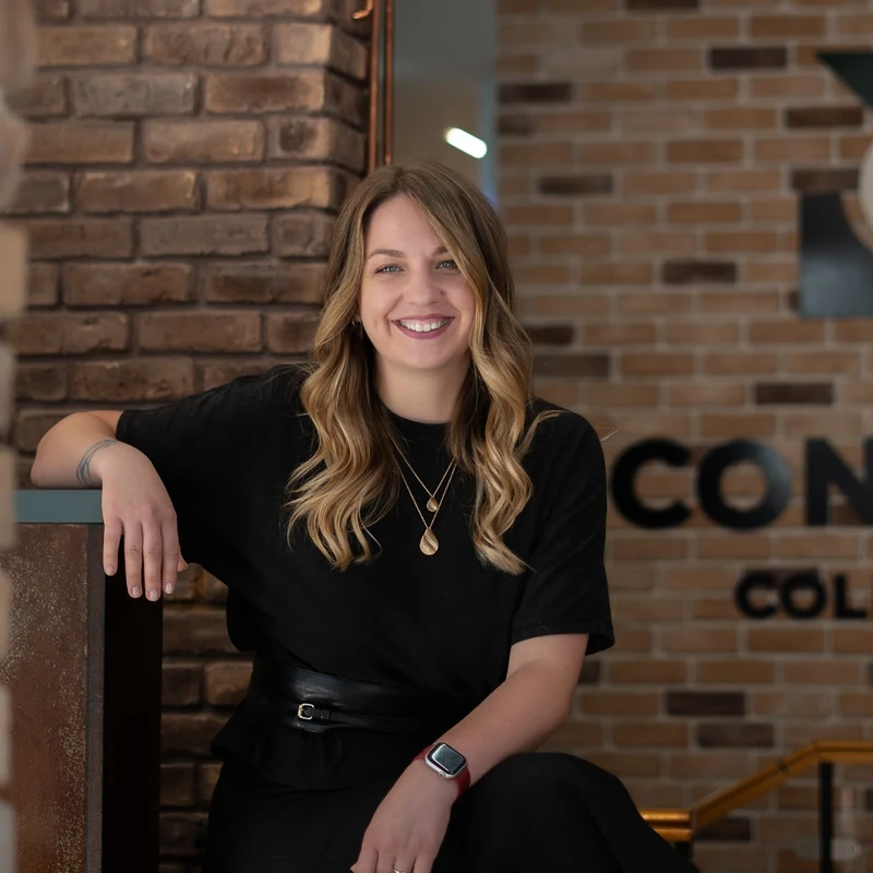 Roxana — hairstylist la Contour Collective