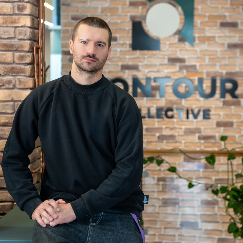 Vicu — master barber la Contour Collective